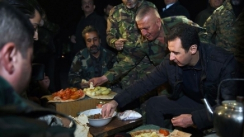 Президенти Бәшшар Әсәд јени или азғын террорчулар илә өн ҹәбһәдә вурушан әскәрләрин јанында гаршылады – Видео